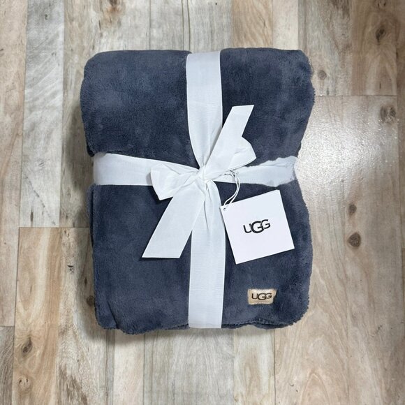 UGG Whitecap Throw Denim Blue Fleece Blanket Bedding Reversible Faux Fur 50 x 70 - Picture 6 of 7